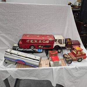 lot 97 image: Lot of Semi Tractors and Trailers