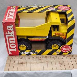 lot 77 image: Tonka #3901 Like New Dump Truck, box is tattered