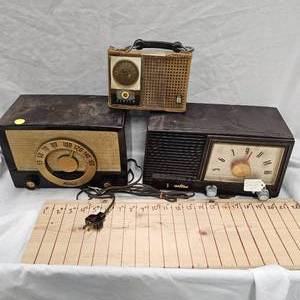 lot 79 image: Classic Early 19th Century Mitchell Silvertone Working a.m. radio, Great Sound,  and a Zenith Radio