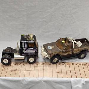 lot 85 image: Ertl Semi Tracto and Fall Guy Chevy Superbody