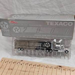 lot 130 image: Texaco 2000 Limited Edition Truck Transport, as new