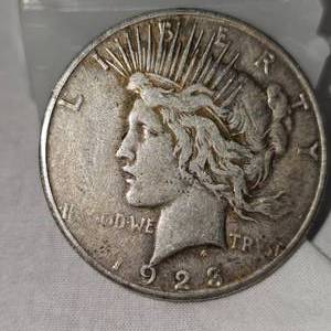 lot 32 image: 1923 Peace Dollar-$1