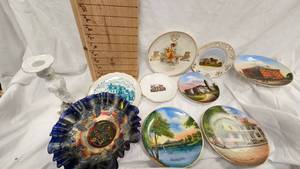 lot 19 image: Fenton Carnival Glass Grape and Vine Design