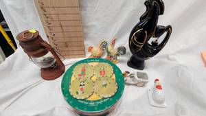 lot 45 image: Vintage Chicken Lot wHoliday Dessert Plates(4) and Small Lantern