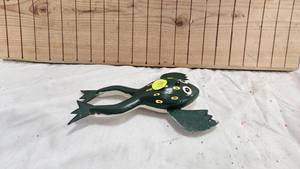 lot 116 image: Very Rare 1950s Hand Carved Frog Decoy for Spearing signed J.H.