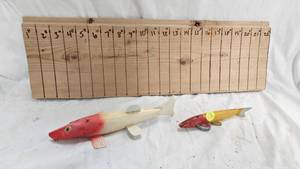 lot 125 image: 50-60s Pair of Fishing Decoys