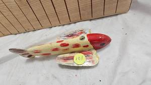 lot 101 image: 1950s Flying Fish Spearing Decoy