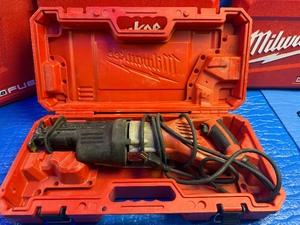 lot 35 image: Milwaukee SAWZALL Reciprocating Saw, 12 Amp, Model# 6519-31 used -runs
