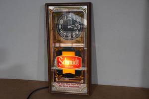 lot 27 image: Vintage Schmidt Beer Lighted Clock