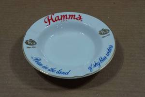 lot 32 image: Vintage Hamms Beer Ashtray