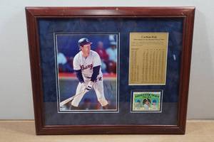 lot 66 image: Signed Carlton Fisk Photo with Rookie Card