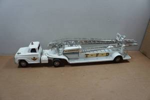 lot 110 image: Vintage Tonka Hydraulic Aerial Ladder Fire Truck