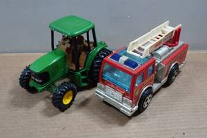 lot 117 image: Ertl John Deere Diesel 116 Scale Tractor & Buddy L Fire Truck