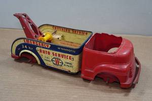 lot 121 image: Vintage Wyandotte Tow Truck Wrecker