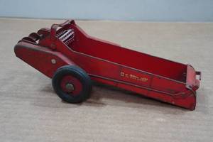 lot 125 image: Vintage 1954 Mccormick Deering Spreader Wagon