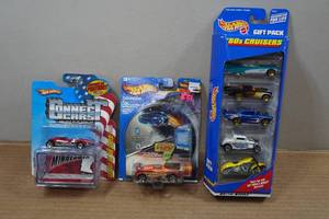 lot 138 image: Hot Wheels - Gift Pack, Connect Cars