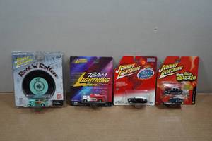 lot 147 image: Johnny Lightning Die Casts - Surf City, 1963 Citroen DS Coupe