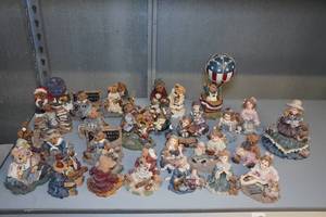 lot 234 image: Boyds Bears and Friends The Bearstone Collection
