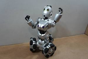 lot 242 image: Vintage Wowwee Tribot Robot - No Remote