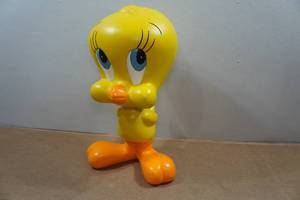 lot 243 image: Vintage Tweety Bird Statue - Warner Bros Store