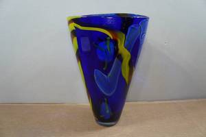 lot 314 image: Hand Blown Glass Vase