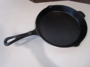 lot 27 image: Cast Iron Skillet
