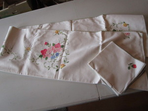lot 34 image: Vintage Applique Tablecloth