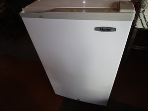 lot 3 image: Hair Mini Refrigerator
