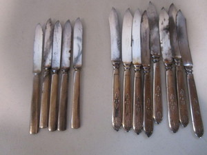 lot 64 image: Vintage Fruit Knives
