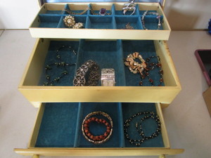 lot 72 image: Jewelry & Lady Buxton Box