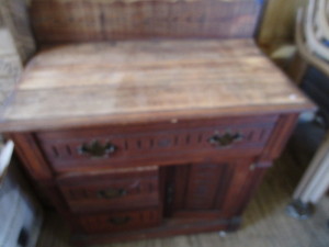 lot 8 image: Oak Commode, Antique