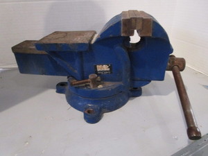 lot 189 image: Bench Vise