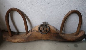 lot 4 image: ANTIQUE DOUBLE OX YOKE