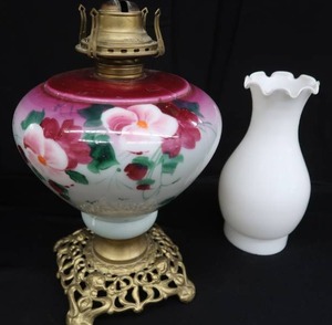lot 5B image: GONE WITH THE WIND STYLE PARLOR LAMP