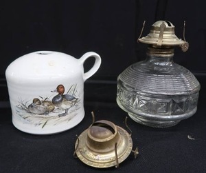 lot 5E image: VINTAGE POTTERY  OIL LAMP