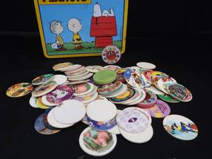 lot 37 image: VINTAGE METAL PEANUTS LUNCHBOX  POGS