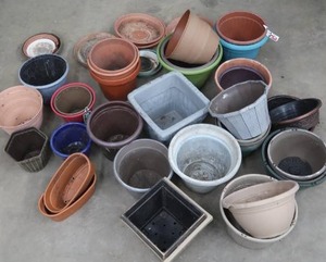 lot 68 image: GARDEN POTS