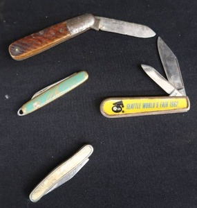 lot 102 image: 4 VINTAGE KNIVES