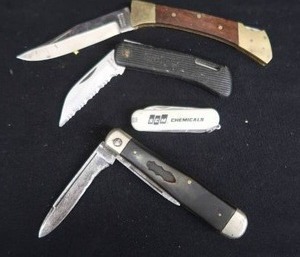 lot 104 image: VINTAGE KNIVES