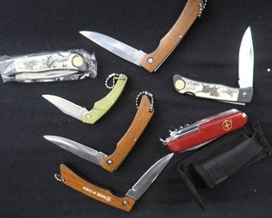 lot 105 image: KNIVES