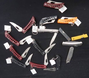 lot 107 image: KNIVES