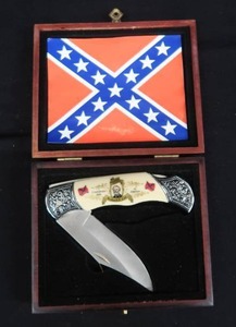 lot 113 image: KNIFE SET