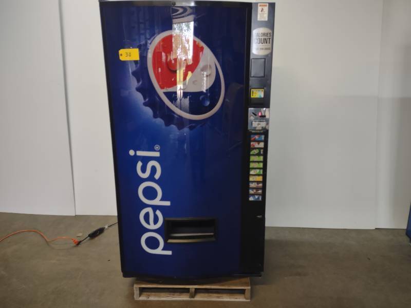 lot 38 image: Vendo 720