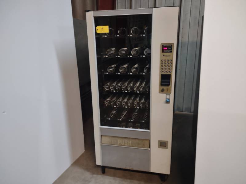 lot 9 image: Automatic Products Snackshop LCM2