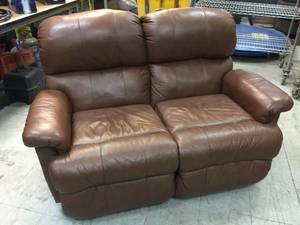 lot 184 image: Very Nice Brown Leather Loveseat - Wow
