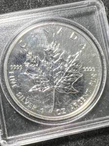 lot 22 image: 1989 CANADIAN MAPLE LEAF 1 TROY OZ .9999 FINE SILVER IN CASE