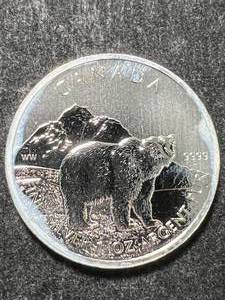 lot 60 image: 2011 CANADIAN GRIZZLY 1 TROY OZ .9999 FINE SILVER