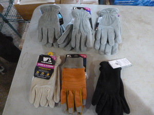 lot 44 image: NEW 6 Pair of Womens Winter Gloves