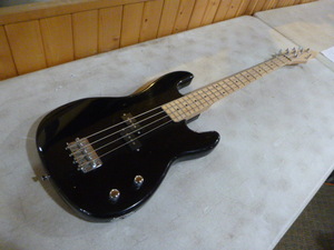 lot 86 image: Davidson Electric Bass Guitar