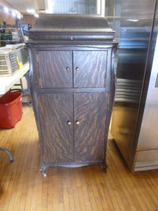 lot 1 image: Antique Victrola